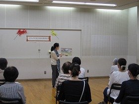 画像：絵本『おしらさま』の朗読の様子。