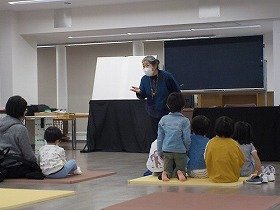 画像：ストーリーテリング「せかいでいちばんきれいなこえ」を聞く子どもたちの様子。