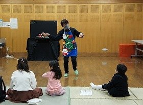 画像：エプロンの中にいろいろなものが隠れています。