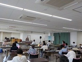 画像：講演会会場の様子。