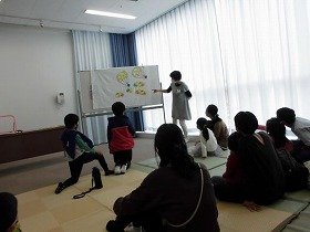 画像：前のめりになってパネルシアターに注目している子どもたち。