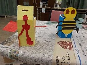 画像：ハチと不思議な生き物が飾られた、貯金箱の完成品。