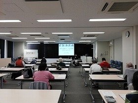 画像：講演を聞く参加者。