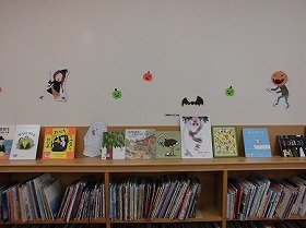 画像：魔女やお化けに仮装した子どもたち、ジャック・オー・ランタンとコウモリの飾り。