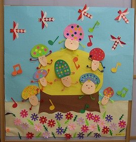 画像：キノコの妖精がコスモス畑の中で踊っている。