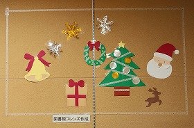 画像：飾り付けられたクリスマスツリーとベル、リース、サンタクロース、トナカイ、プレゼント、雪の結晶。