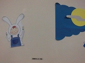 画像：うさぎが串団子を両手に持ってほおばっています。