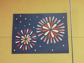 画像：星空にオレンジや黄、ピンク、金色の花火。