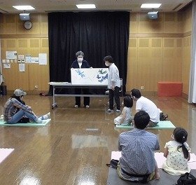 画像：大型絵本『とべバッタ』実演の様子。