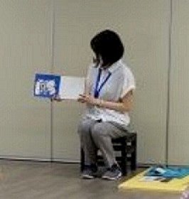 画像：絵本の読み聞かせの練習中