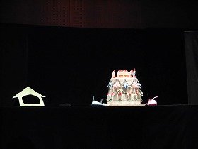 画像：ピッピの作ったポッポへの誕生日ケーキを披露しているところ