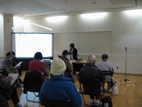 画像：講師の話を熱心に聞く参加者の様子。