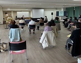 画像：講演会中の会場の様子の写真です。