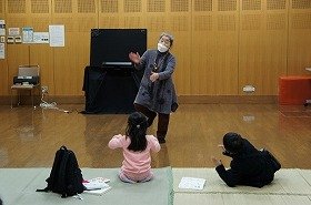 画像：「おむすびころりん」のおはなしにあわせてみんなで手拍子。
