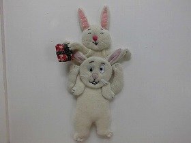 画像：さわる絵本の1頁。お父さんに肩車されているうさぎのこども。