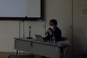 画像：講演される中谷先生。