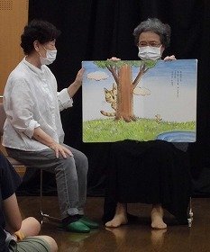 画像：大型絵本『よくばりすぎたねこ』の読み聞かせの様子。