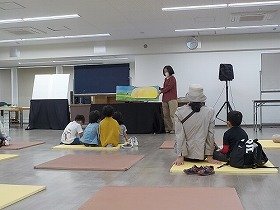 画像：大型絵本「きょだいなきょだいな」の読み聞かせの様子。