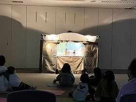 画像：人形劇「きつね坂」を子供たちが見ている様子。