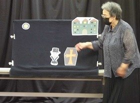 画像：パネルシアター『お化け屋敷探検』の様子。