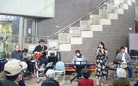 画像：技芸精舎さんによる演奏の様子その1。