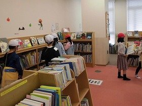 画像：図書館見学中の児童の様子。
