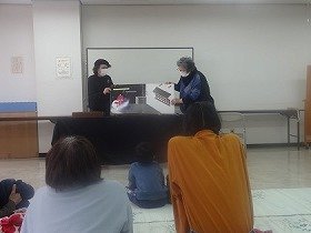 画像：大型絵本『まどから★おくりもの』の読み聞かせの様子。