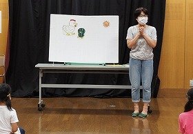 画像：パネルシアター「ひよこちゃんのこんなになっちゃった」上演の様子。