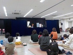 画像：人形劇を見る参加者たち。