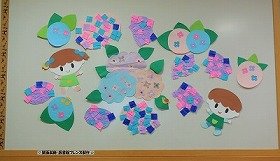 画像：色とりどりのあじさいを見つめる男の子と女の子。