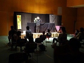 画像：カエルのケロちゃんの腹話術をしているところ