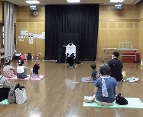 画像：吹田おはなしの会さんが演じるおはなしに、お客さんが見入っているようす。