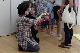 画像：帰りに人形たちがお見送りをしている様子