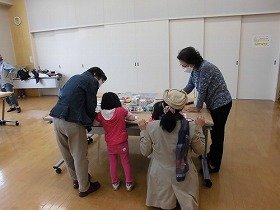 画像：ミラクルキューブを作る子どもたち。