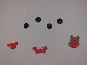 画像：スイカを食べながら花火を楽しむ動物たち。