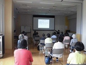 画像：健康医療情報講座「口腔がん」講演会の金●先生の話を聞く参加者のみなさん。