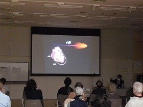 画像：中谷先生の話を聞く参加者のみなさん。