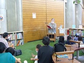 画像：朗読をする花むらてんさん。