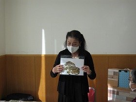 画像：作成のコツを説明している講師。