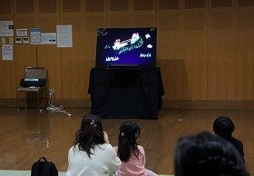 画像：暗闇のなかでトナカイとサンタさんが輝いています。