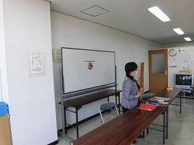 画像：折り方を説明している様子。