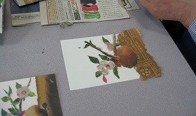 画像：受講生がちぎり絵を作成している様子。