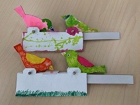 画像：子供達2人が完成させた工作。ピンクや緑、オレンジで小鳥が色付けされている