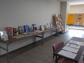 画像：会場に設置した講師の方の著作や万博関連資料。