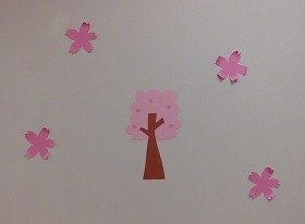 画像：切り紙で作られた満開の桜の木です。