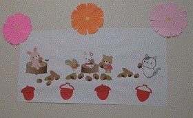 画像：動物たちがどんぐりでパーティーをしています。