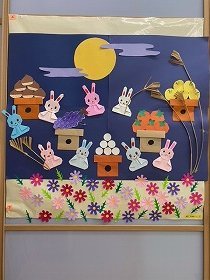 画像：お月見をしているうさぎたち。