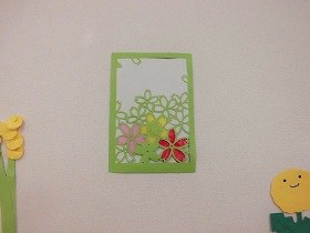 画像：切り紙で作られた桜など。