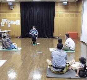 画像：スペインのおとぎ話『カラスと水差し』実演の様子。