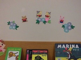 画像：朝顔とスイカを食べる動物たち。